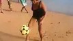 Cette mamie jongle avec le ballon comme un joueur de foot pro - Regardez