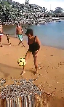 Cette mamie jongle avec le ballon comme un joueur de foot pro - Regardez