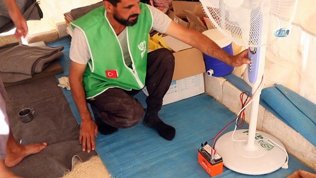 - Esad’ın Bombalarından Kaçan Doğu Gutalı Ailelere Vantilatör Dağıtıldı- Suriye Rejimi Tarafından Aylarca Bombaların Altında Yaşam Mücadelesi Verirken, Türkiye’nin Girişimiyle Kurtarılarak Fırat Kalkanı Bölgesine Yerleştirilen Doğu Gut.