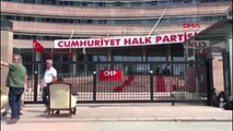 CHP Genel Merkezi Önünde Evinden Getirdiği Koltukla Eylem Yaptı
