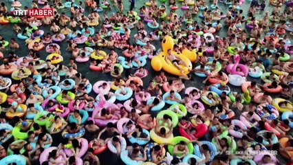 Çin'de yüzlerce vatandaş dev havuzda serinliyor