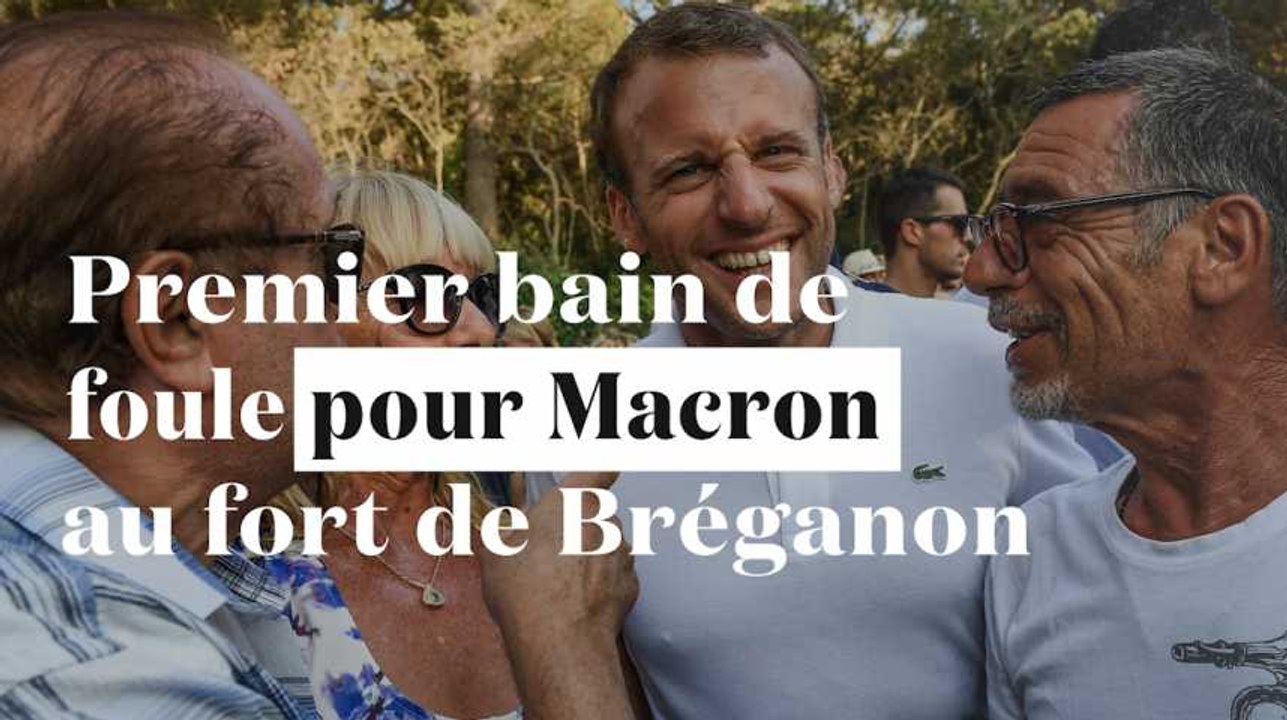 Premier bain de foule pour Macron, en vacances avec Brigitte au fort de Brégançon