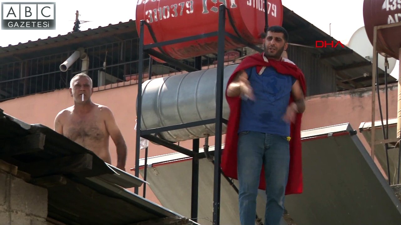 Kentsel dönüşüme karşı çıkan 2 kişi çatıya çıkarak otomatik tüfekle havaya ateş etti