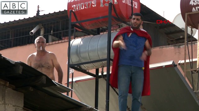 Kentsel dönüşüme karşı çıkan 2 kişi çatıya çıkarak otomatik tüfekle havaya ateş etti