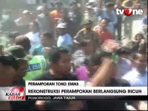 Rekonstruksi Perampokan Toko Emas Diwarnai Kericuhan