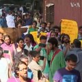 محصلان بنگله ديشى در هند در اعتراض به برخورد خشونتبار پوليس بنگله ديش با محصلان معترض در داكه، مظاهره كردند. در پى كشته شدن دو محصل در اثر حادثهء ترافيكى در بنگ
