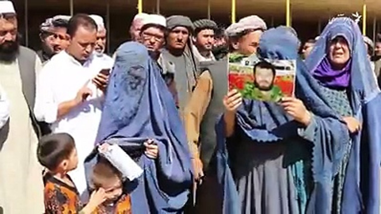 معترضین: داعشیان باید محاکمه شوند***************پس از تسلیم شدن ۲۵۰ عضوء گروه داعش به حکومت، شماری از باشنده‌های درزاب و قوشتیپه که ظاهراً به دلیل جنگ این داع