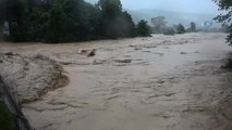 Ordu'da Sel Suları Köprü Yıktı, Mahsur Kalan Vatandaşlar Kepçe ile Kurtarıldı