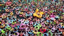 Çin'de yüzlerce vatandaş dev havuzda serinliyor