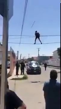 Ce fou monte sur les poteaux et fils électriques au Mexique !