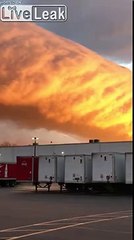 Ce nuage ressemble à une coulée de lave dans le ciel !