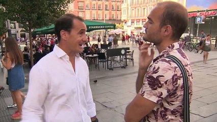 Manteros venden sus productos en el centro de Madrid