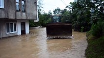 Ordu’da sel suları köprü yıktı, mahsur kalan vatandaşlar kepçe ile kurtarıldı