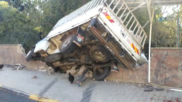 Freni Boşalan Kamyonet Mezarlığa Girdi