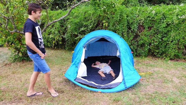 CAMPING DANS LE JARDIN - On monte une drôle de tente !