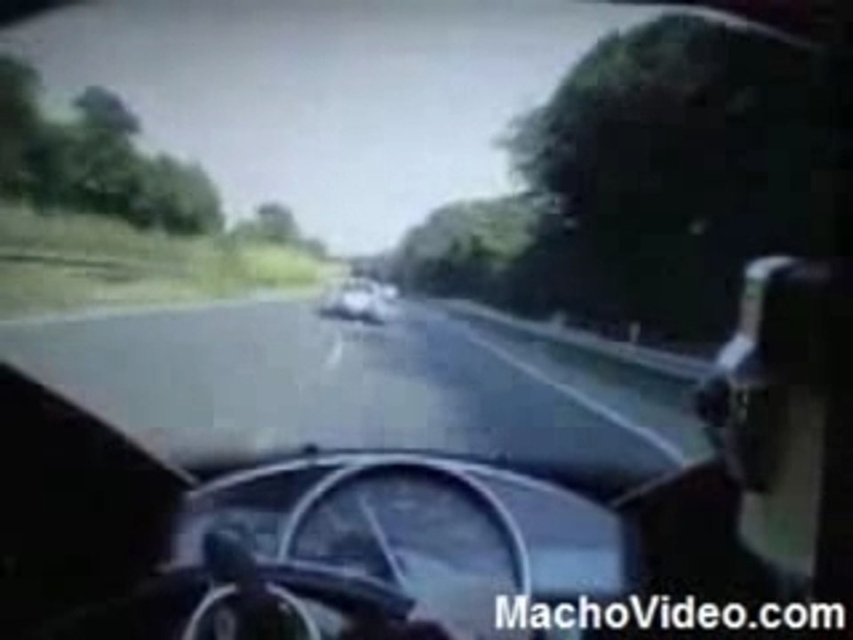 Yamaha R1 VS Bugatti Veyron Mortal Kombat