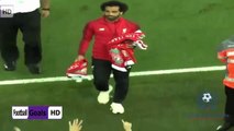 محمد صلاح يوزع الهدايا ويلتقط الصور مع الجماهير بعد مباراة تورينو/تفاعل كبير من الجمهور