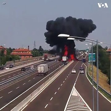 تانکر موتر تیل در یکی از شاهراه های ایتالیا پس از تصادف با موتر دیگری موجب انفجار موتر و آتش سوزی بزرگی در این شاهراه شد. در این حادثه دو نفر جان خود را از دست