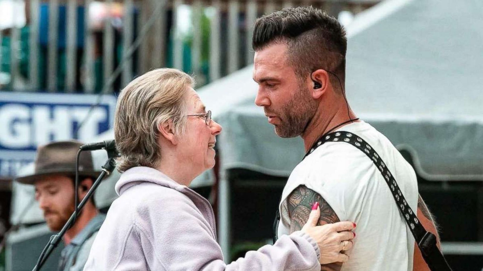⁣Country Singer Pays Tribute To Mom With Alzheimer’s On Stage
