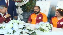 Fanatik Çift Nikah Masasına Galatasaray Formasıyla Oturdu