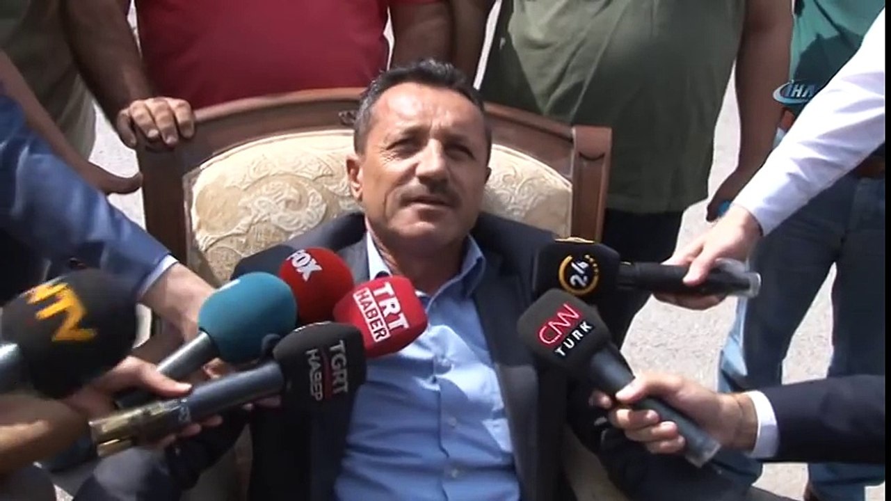 CHP Önünde Koltuklu Eylem