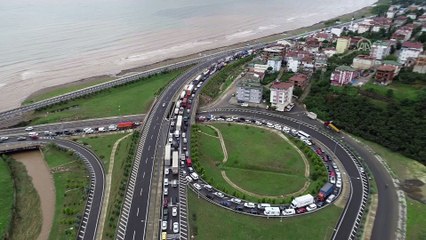 Ordu'da sel yolu kapattı