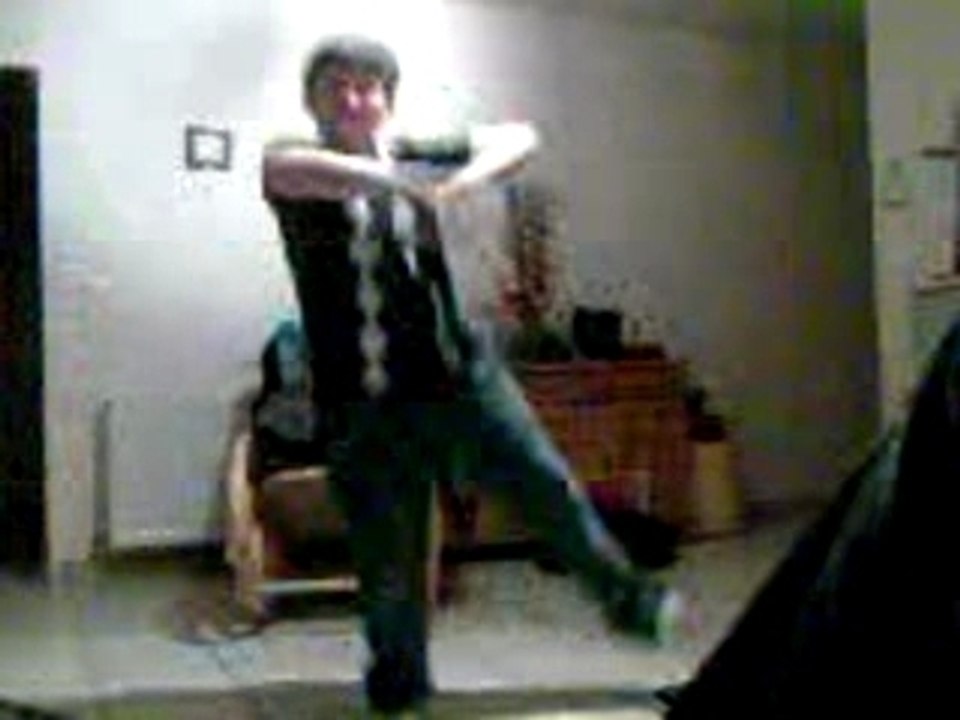 moi teckflo qi densse la tecktonik (mé débu)