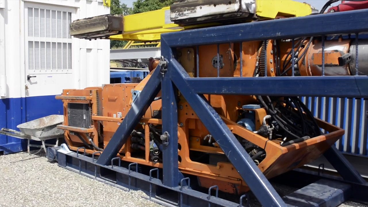 Arrivée de la tour de forage au chantier de géometrie