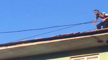 Ev Sahibine Kızan Kiracı Çatıdaki Kiremitleri Aşağı Fırlattı