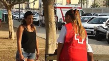 Los vecinos y turistas de Gandía, preocupados por el avance del fuego