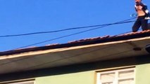 Ev sahibine kızan kiracı çatıdaki kiremitleri aşağı fırlattı