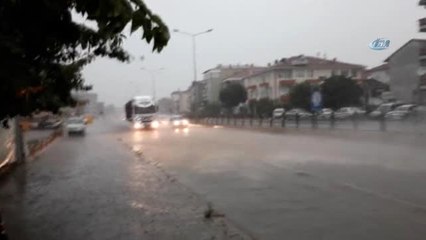 Sağanak Nedeniyle Cadde ve Sokaklar Göle Döndü