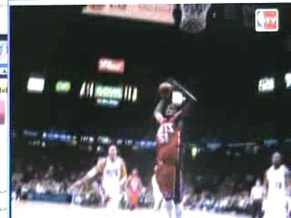 Méga dunk de Sean Williams (Doucement avec l'arceau...)