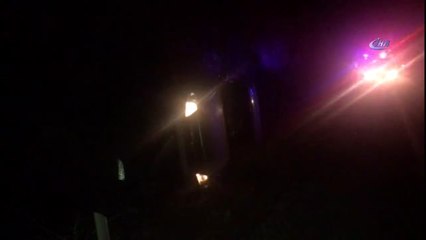 Kuşadası'nda Virajı Alamayan Tatilciler Kanala Yuvarlandı: 1 Yaralı