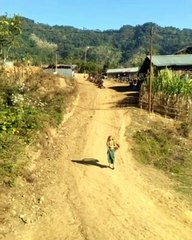 kadın arkasından tren geldiğini sanınca bakın ne çıktı