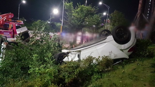 양산서 승용차가 변압기 추돌...일대 정전 / YTN