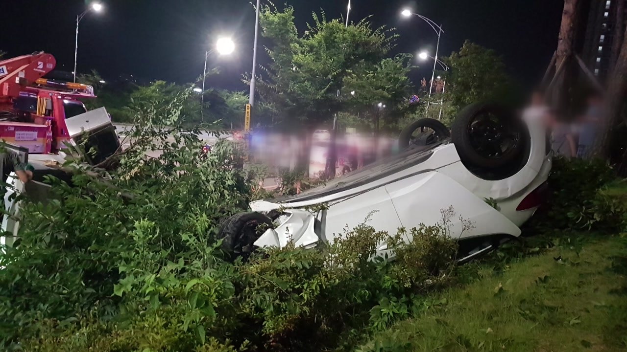 양산서 승용차가 변압기 추돌...일대 정전 / YTN
