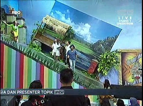 Dokter 'Gelas-gelas Kaca' Periksa Ayam di Ruming