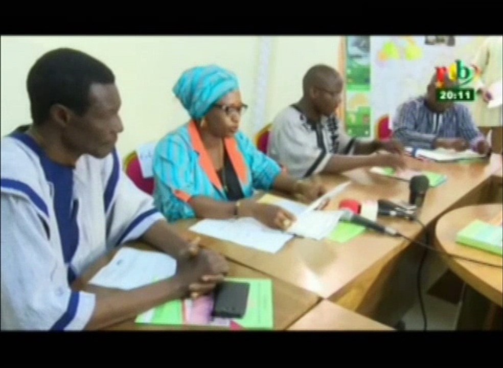 RTB/Les maquettes pour les manuels scolaires des élèves du Burkina sont entre les mains du Ministre de l’Education Nationale