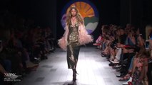 Gigi Hadid تفقد حذاءها خلال عرض Anna Sui في أسبوع الموضة النيويوركي، وتكمل العرض باحتراف!