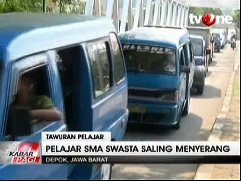 Anggota Sabhara Polresta Depok Bubarkan Aksi Tawuran Pelajar