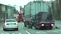 [영상] 고속도로 달리던 화물차에 '쿵'...한때 교통 통제 / YTN