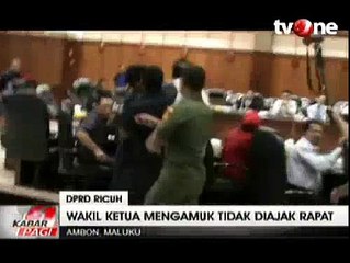 Download Video: Bercelana Pendek, Wakil Ketua DPRD Ini Mengamuk di Rapat