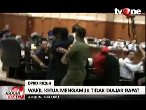 Bercelana Pendek, Wakil Ketua DPRD Ini Mengamuk di Rapat