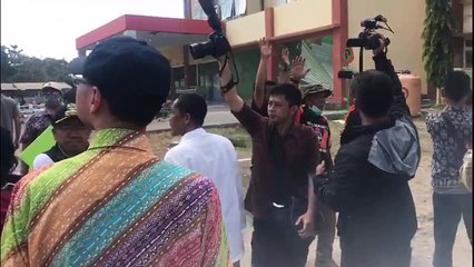 Terrifying moment Indonesian politicians caught in earthquake aftershock