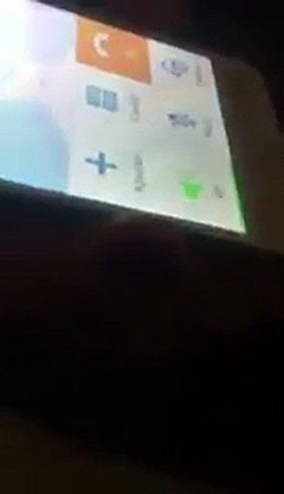Une fille avec une voix de boite vocale trolle son interlocuteur !