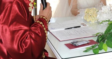 Gelinin Kelime Oyununa Bozulan Nikah Memuru, Masadan Kalktı