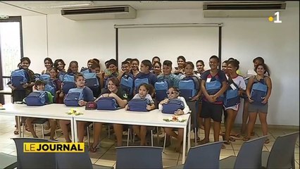 Distribution de cartables à Faa’a