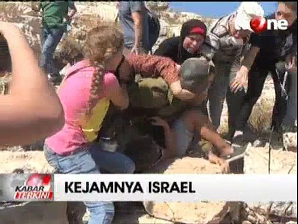 Tentara Israel Aniaya Bocah Patah Tangan