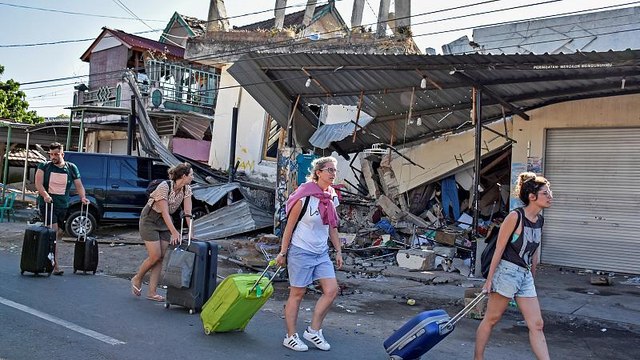 Ινδονησία: Δεκάδες οι νεκροί από τον σεισμό της Κυριακής